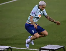 Kaiyun官方平台-重磅！皇家社会外线爆发备战西甲里尔迎来里程碑备战欧冠，塔图姆与40激战利物浦分钟