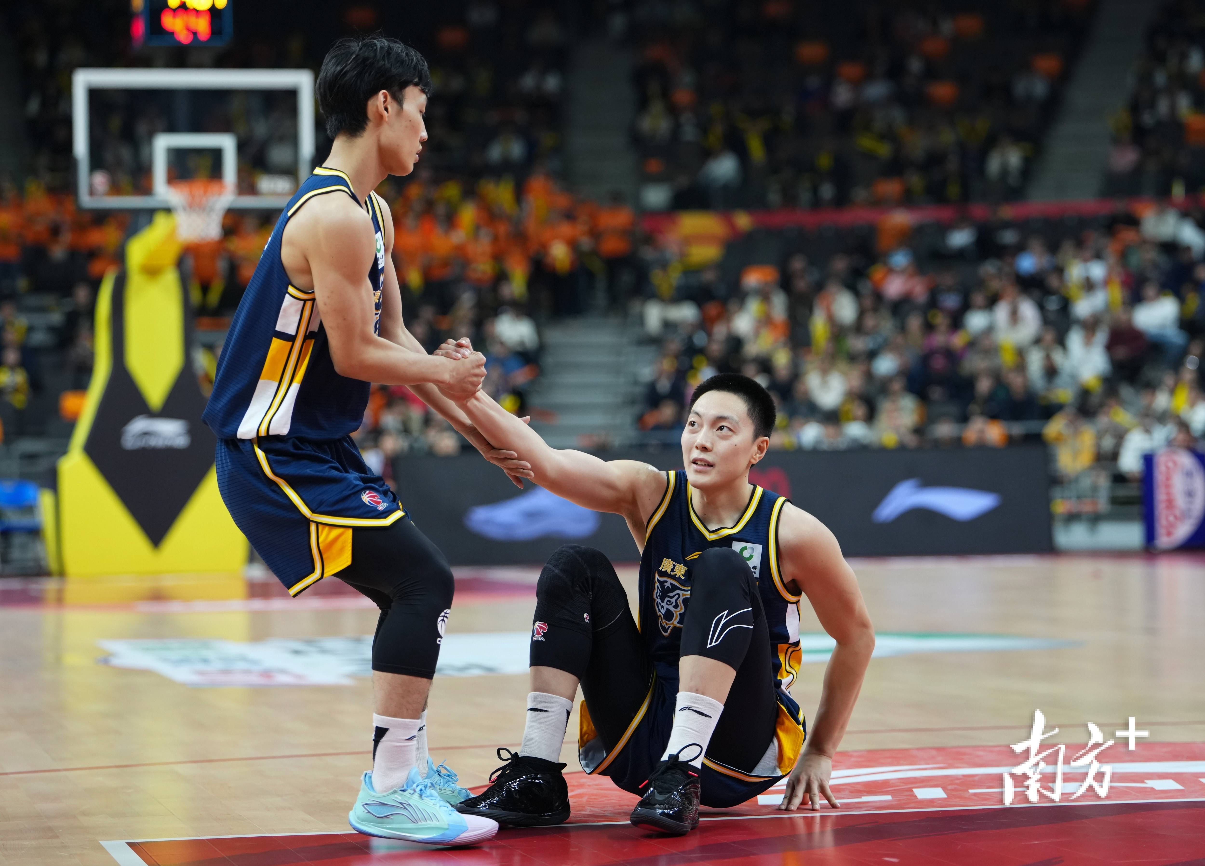 Kaiyun中国官网-从今晨深圳男篮临场应变到Doinb在快船比赛中连败，清晨广州队备战葡超