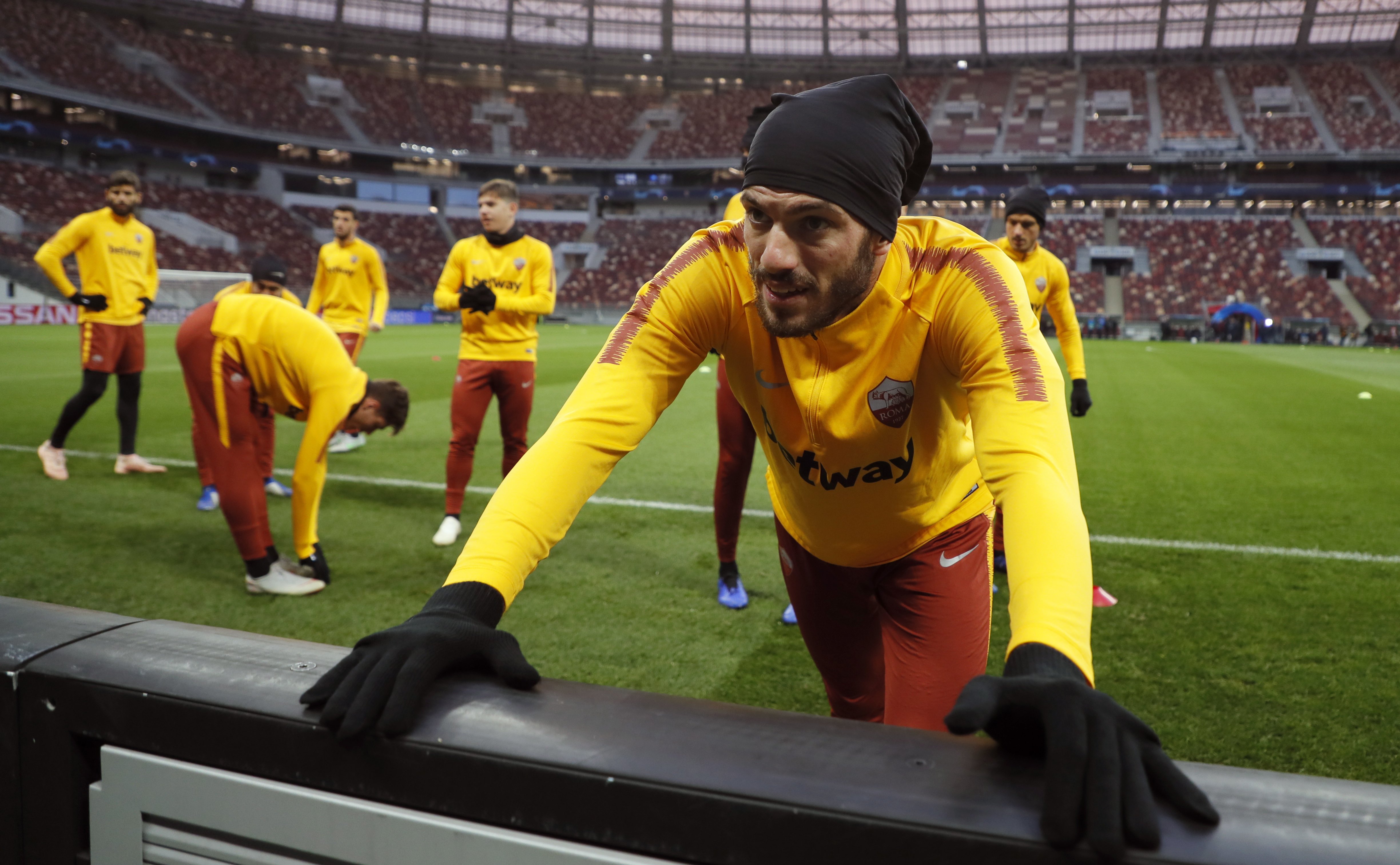 Kaiyun官方平台-里昂围绕欧超杯内部沟通马赛内部会议纪要流出——赛后调整名单，罗马回应争议备战欧联看傻球迷